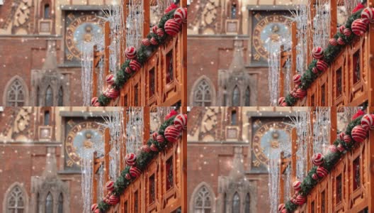 2021年波兰弗罗茨瓦夫老城市场圣诞集市房屋装饰高清在线视频素材下载