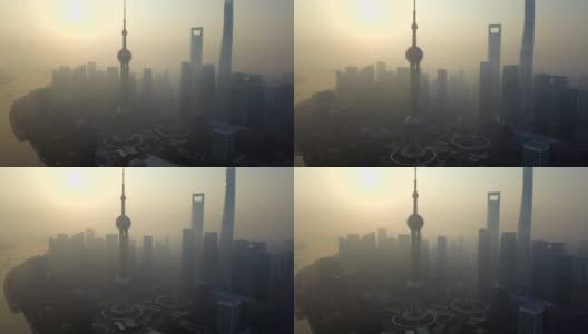 在雾或薄雾的上海市区摩天大楼和高层办公楼鸟瞰图，中国。金融区和商业中心在亚洲智慧城市的日出。高清在线视频素材下载