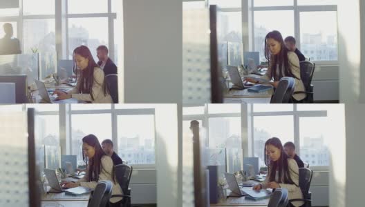 年轻的亚洲女士与同事在开放空间办公室工作高清在线视频素材下载