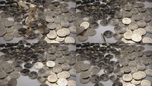 一枚欧元硬币落在白色背景上高清在线视频素材下载