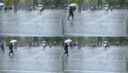 人们撑着雨伞在大雨中慢镜头行走高清在线视频素材下载