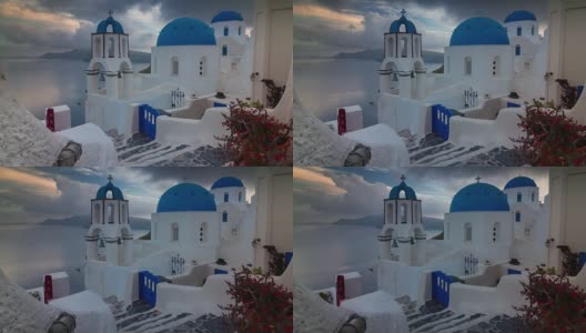 日落天空圣托里尼岛伊亚镇著名的屋顶海岸线全景4k时间流逝希腊高清在线视频素材下载