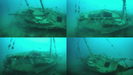旧的水下沉没的帆船沉船覆盖在珊瑚和鱼。高清在线视频素材下载