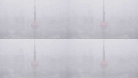 夏天的雨点落在窗户玻璃上，超级慢镜头，以上海外滩地标为背景的暴雨。高清在线视频素材下载
