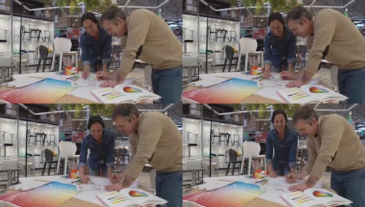 一对室内设计师正在做一个DIY项目，为一个家具店的草图上色高清在线视频素材下载