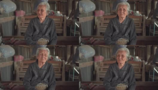中等拍摄的年长妇女与短灰头发坐在和交谈在当地的家，亚洲资深妇女的肖像，老年妇女的概念高清在线视频素材下载