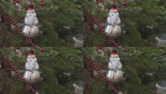 挂在针叶树树枝上的圣诞装饰物，随风摇摆高清在线视频素材下载