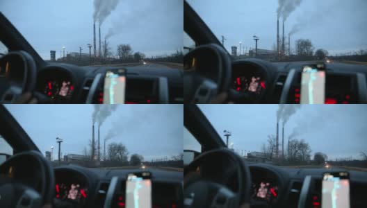 从汽车上看到的工厂管道的空气污染高清在线视频素材下载