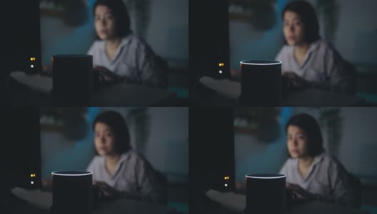 女人在晚上使用智能扬声器高清在线视频素材下载