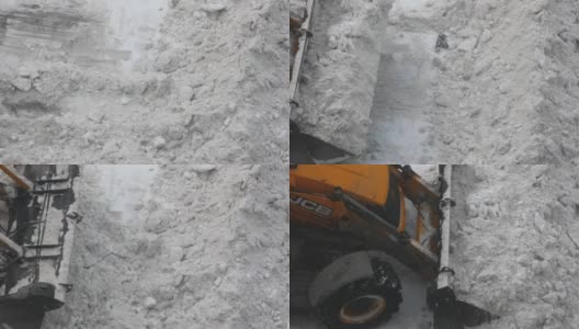 在冬季暴风雪中用铲雪机设备铲雪。暴风雪，道路清理市政交通。俄罗斯,莫斯科8.03.2022高清在线视频素材下载