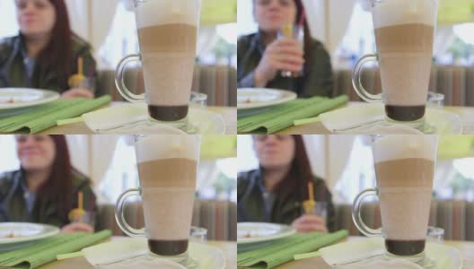 路边咖啡馆的摩卡咖啡高清在线视频素材下载