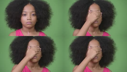 年轻可爱的非洲女孩与非洲式的头发覆盖眼睛作为三个聪明的猴子的概念高清在线视频素材下载