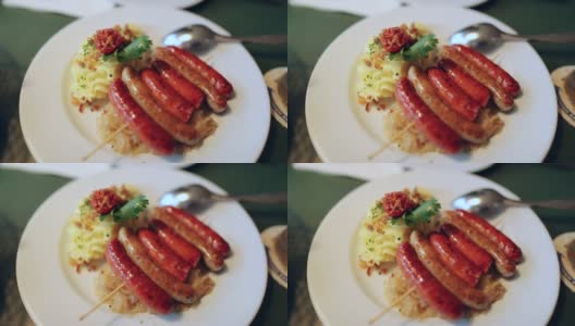 传统的德国美食，香肠和碎土豆高清在线视频素材下载