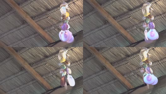 可移动的贝壳挂在屋顶上作装饰。高清在线视频素材下载