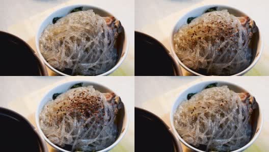 韩国食用马铃薯淀粉面条玻璃纸中加入亚麻籽高清在线视频素材下载
