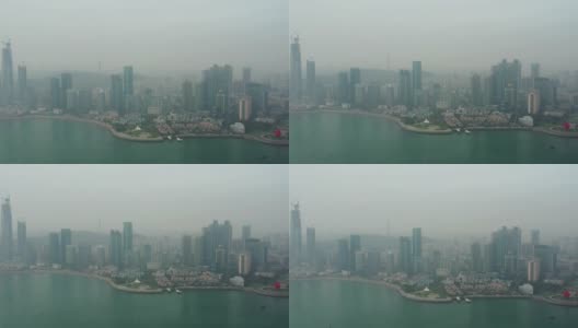 白天雾霾青岛市区海岸线航拍4k中国高清在线视频素材下载