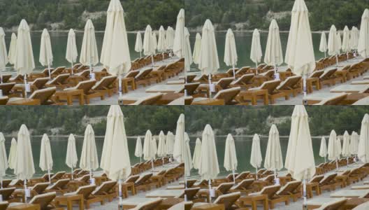 克罗地亚海滩上的日光浴床和雨伞。亚得里亚海。度假胜地高清在线视频素材下载