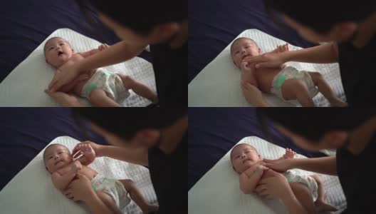 妈妈在给她的宝宝涂婴儿霜高清在线视频素材下载