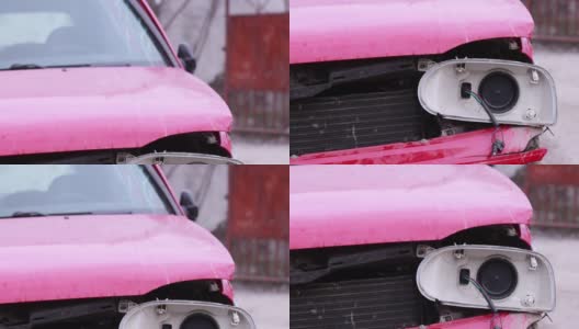 一辆红色的汽车在交通事故后撞毁高清在线视频素材下载