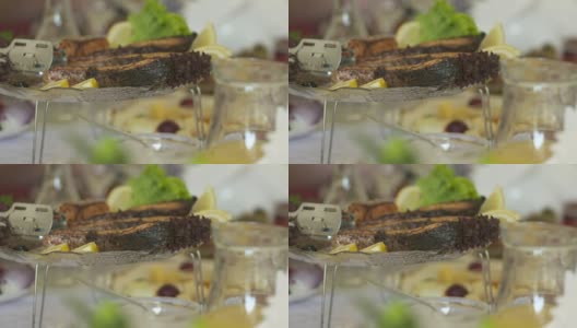 烤鲑鱼排搭配新鲜的沙拉和柠檬高清在线视频素材下载