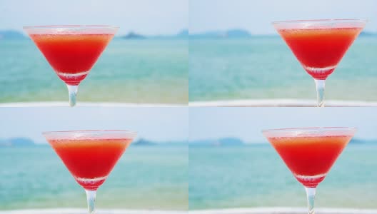 夏日热带海滩上的红色鸡尾酒视频高清在线视频素材下载