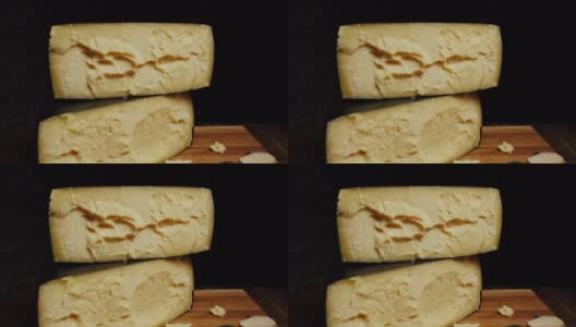 中等硬度的帕尔玛干酪头放在木板上。Dolly-out拍摄高清在线视频素材下载