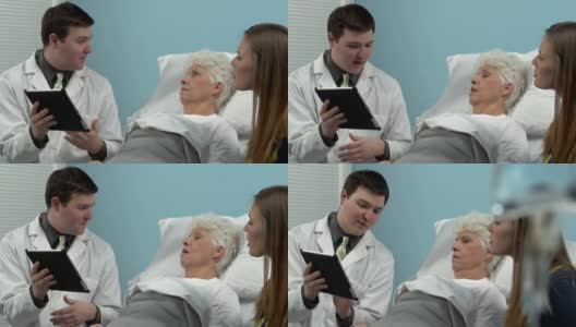 医生用平板电脑与老年病人交谈高清在线视频素材下载