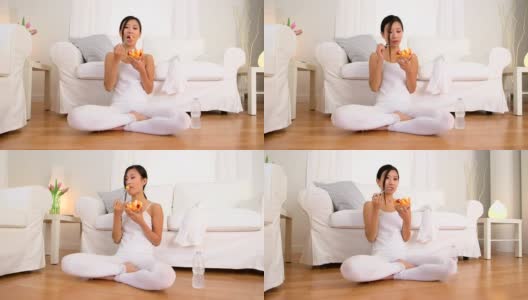 中国女子练完瑜伽后吃水果高清在线视频素材下载