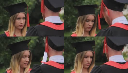 漂亮的女人在毕业典礼后与毕业男友谈话高清在线视频素材下载