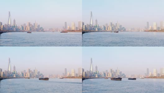时间流逝镜头的货船舰队航行在黄浦江与上海天际线城市景观背景在阳光明媚的一天，4k视频。高清在线视频素材下载