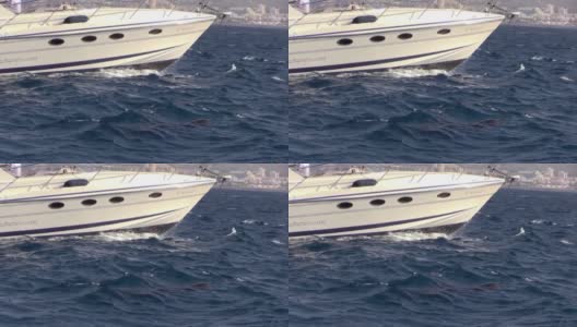 海豚在水上靠近豪华白色游艇的船头高清在线视频素材下载