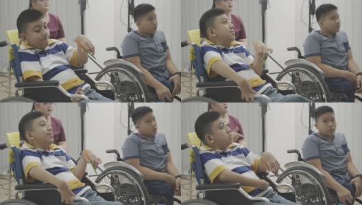 教室里坐轮椅的亚洲残疾儿童。自闭症儿童在学校学习中的活动。培养孩子的大脑和想象力。高清在线视频素材下载