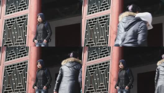 站在寺庙外的现代中国女孩高清在线视频素材下载