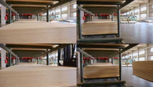 一辆铲车在生产胶合板、刨花板和其他木制品的木工工厂的区域内运输带有胶合板的包裹高清在线视频素材下载
