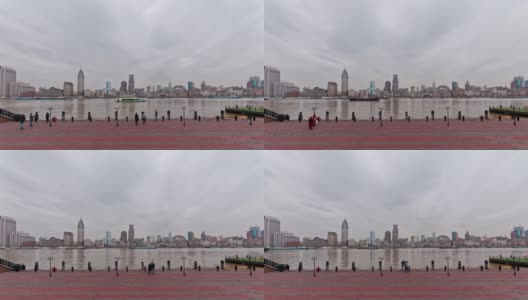 美丽的上海城市景观，浑浊的天空背景，黄浦江上的货船，游客拍照，4k镜头，延时视频，b卷拍摄。高清在线视频素材下载