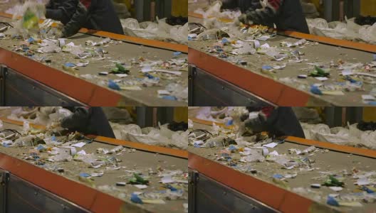清理可回收垃圾的工人高清在线视频素材下载