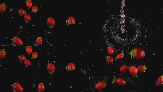 草莓落在黑色的背景水高清在线视频素材下载