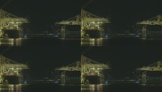 西雅图港岛航运码头货船货船在夜间沿杜瓦米什水道装卸集装箱高清在线视频素材下载