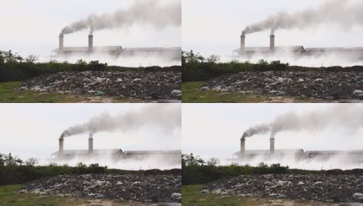 4K镜头场景的烟囱工厂在农村的晚上时间，工业和污染的概念高清在线视频素材下载