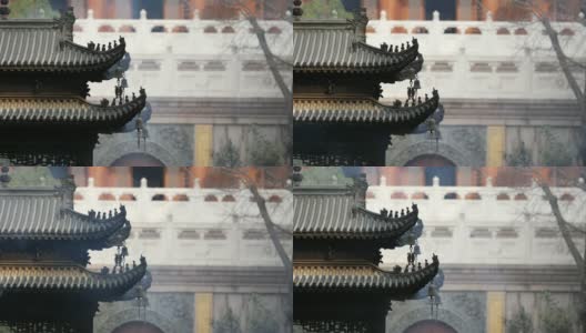 上海静安寺建筑屋檐上的神仙和野兽，御黄屋顶装饰，屋檐下的风铃随风摇摆，4K视频，慢镜头。高清在线视频素材下载