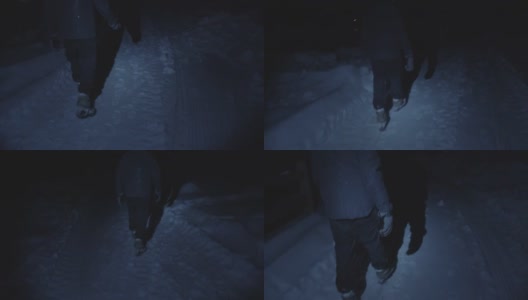 POV跟随男性行走夜间手电筒雪高清在线视频素材下载