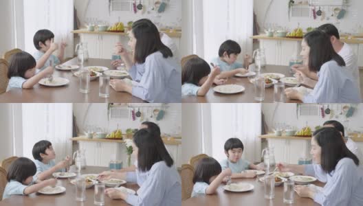 亚洲家庭在一张桌子上一起吃午饭高清在线视频素材下载