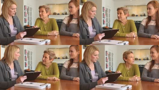 成年女儿和母亲与职业女性交谈高清在线视频素材下载