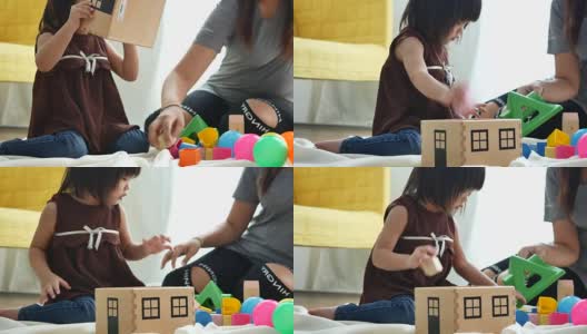 母亲和女儿一起玩玩具积木，轻松育儿高清在线视频素材下载
