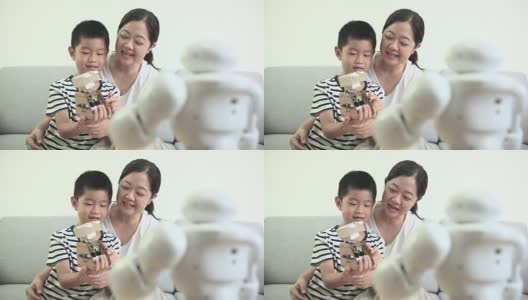 妈妈和儿子介绍带人工智能助手的手工机器人高清在线视频素材下载