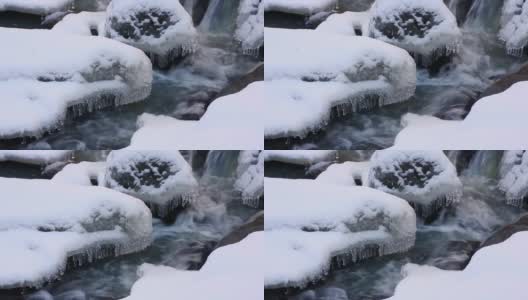 冰冻流动小溪与冰柱循环高清在线视频素材下载