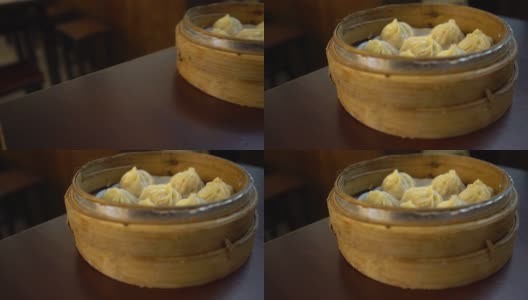 餐厅4K碟饺子。中式点心中的传统食物高清在线视频素材下载