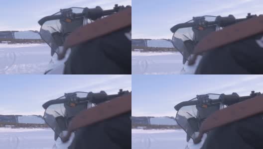 雪地摩托上的皮刀鞘高清在线视频素材下载