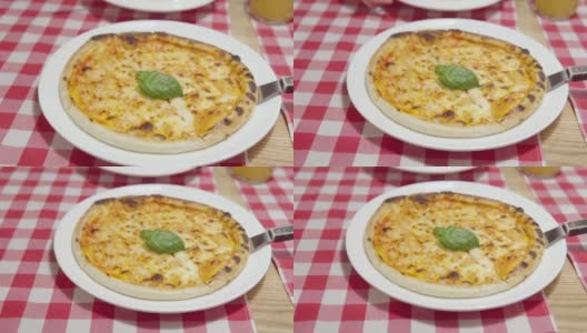 热美味的意大利玛格丽塔披萨，配番茄酱和马苏里拉奶酪，刚出炉高清在线视频素材下载