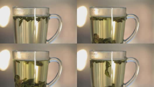 用透明玻璃杯将热水倒在茶上高清在线视频素材下载